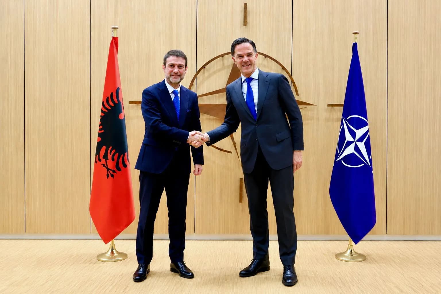 Kryediplomati shqiptar takohet me Rutte-n: NATO më e rëndësishme se kurrë në situatën aktuale