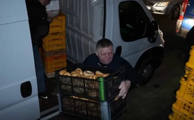 Kryeministri sllovak bën turnin e natës në një furrë buke në shenjë solidariteti me punëtorët