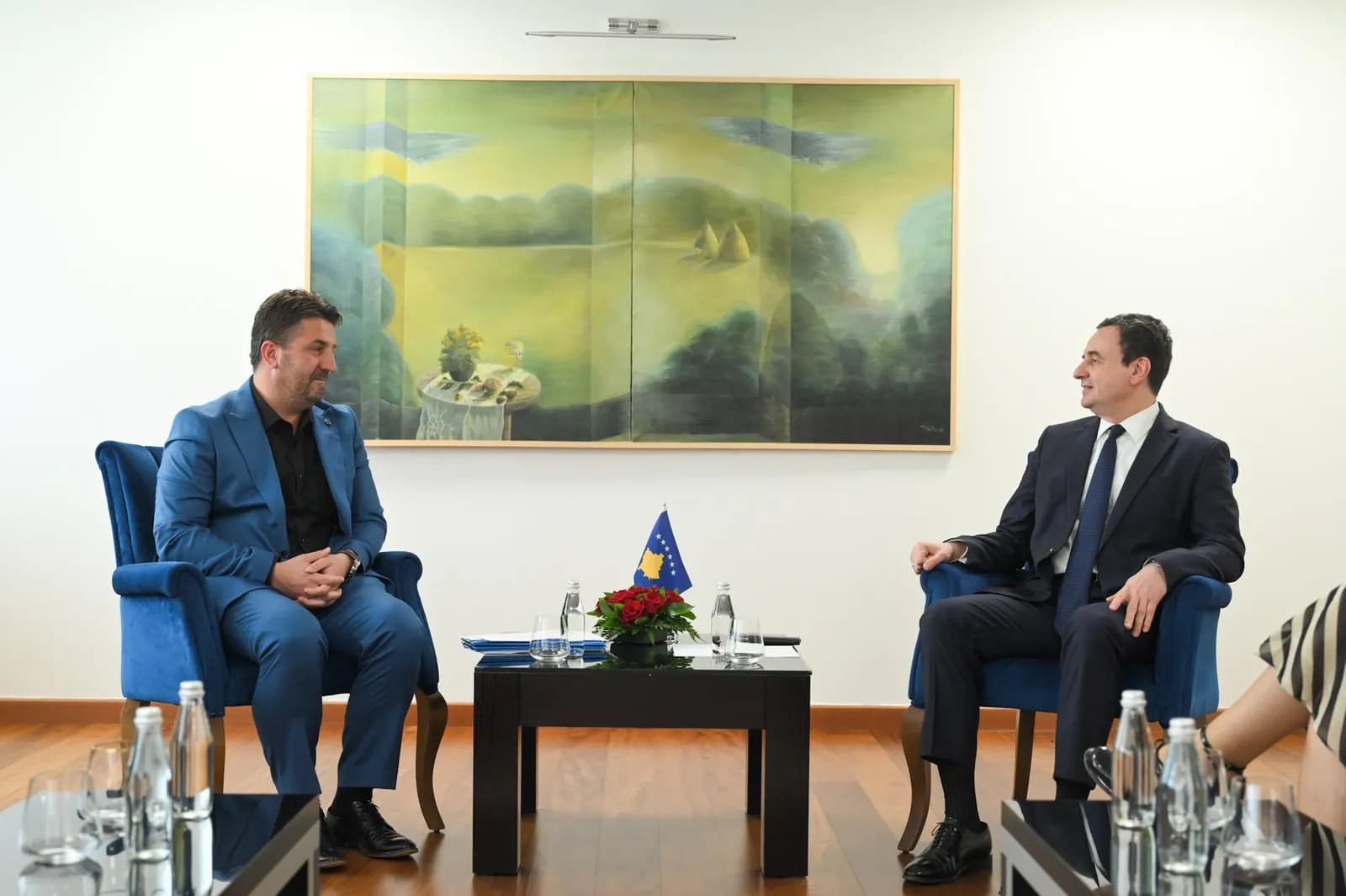 Kurti dhe Hetemi diskutojnë dokumentimin e krimeve të kryera gjatë luftës në Kosovë