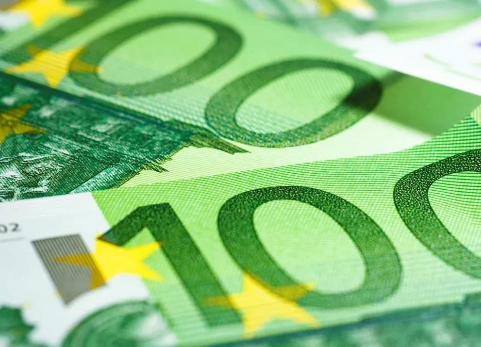 “Lëmoshë në prag zgjedhjesh”, opozita dhe ekonomistët kritikojnë shtesat prej 100 eurosh