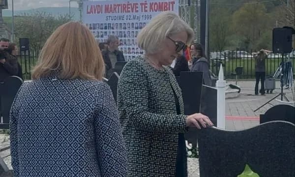 Masakra e Studimës: Bashkëshortja e ish-presidentit Thaçi bën homazhe te varri i vëllai të varë në luftë