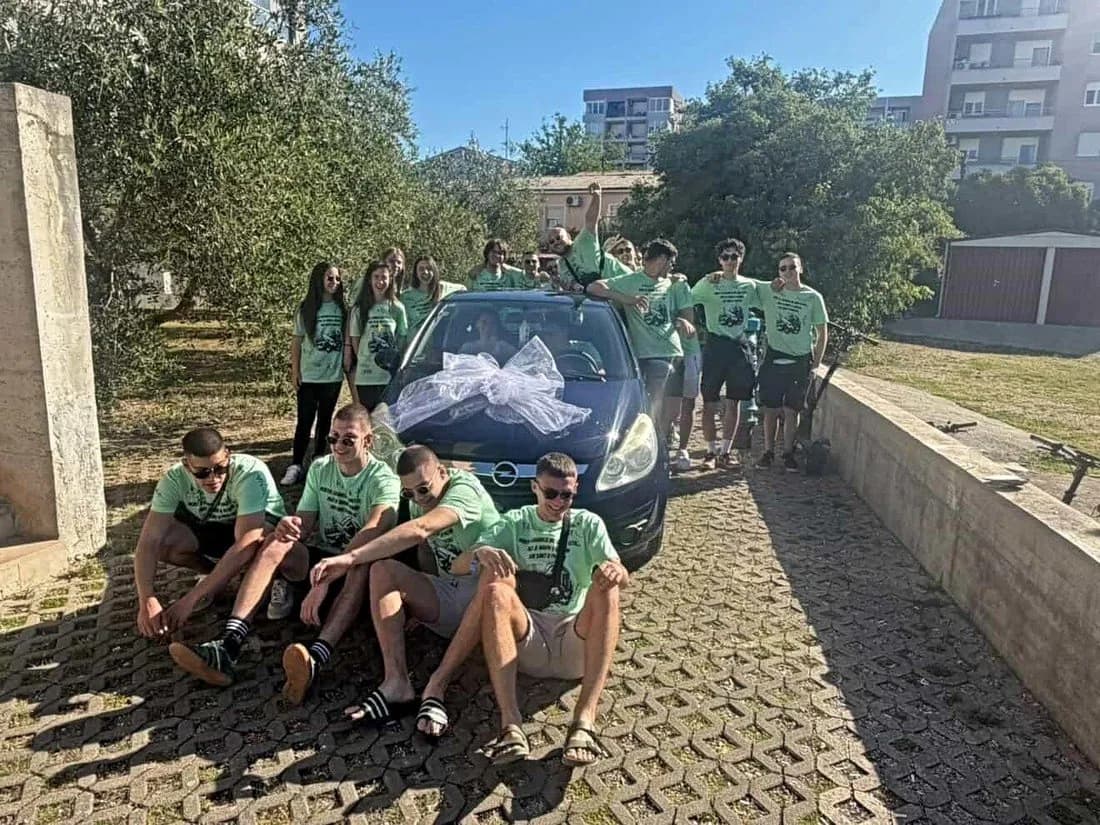 Maturantët në Kroaci i blejnë veturë arsimtares së tyre e cila vuante shumë për ta mbajtur familjen