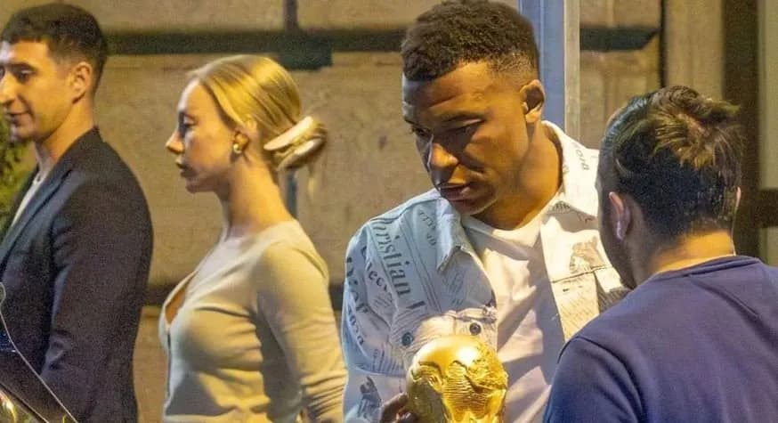 Mbappe i dhuron të dashurës së tij varëse diamanti me vlerë 1 milionë euro