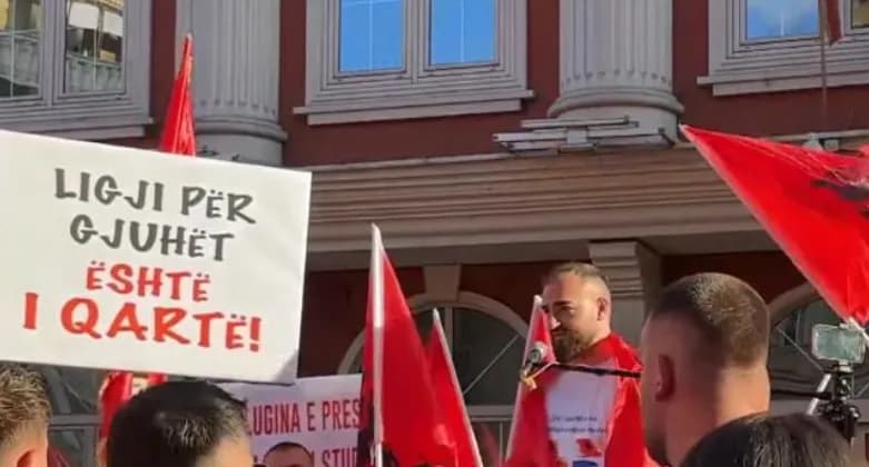 Mesazhi i studentit në protestë: Nuk ka institucion që guxon ta prekë gjuhën shqipe