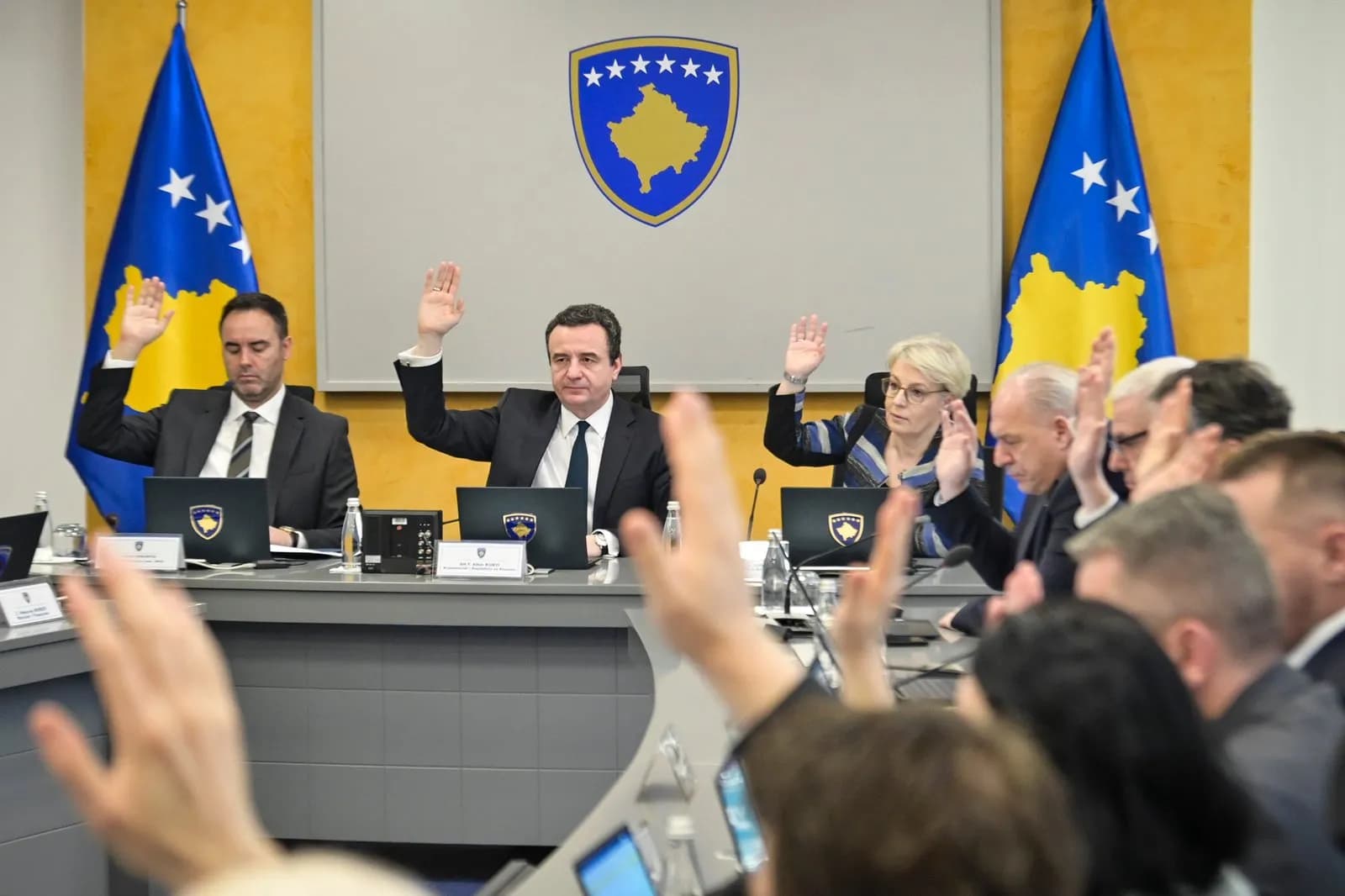 Në kohë fushate Kurti njofton pakon për përballje me inflacionin: 100 euro për pensionistët, fëmijët, sektorin privat e studentët