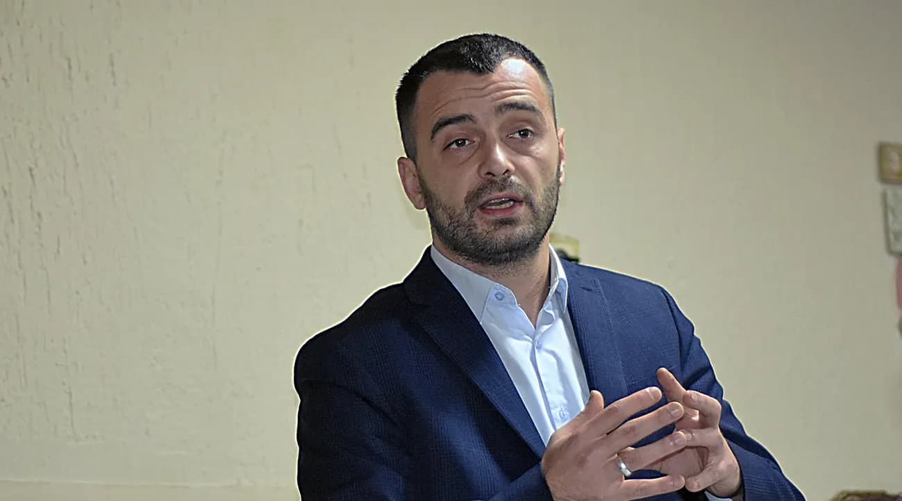 Nëse VV-ja s’i merr mbi 50 për qind, vendi mund të shkojë prapë në zgjedhje, thotë Rexhaj