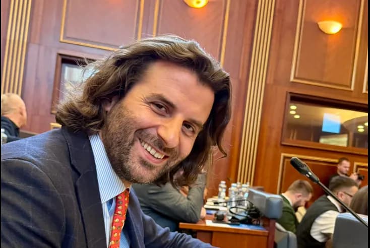 “Nuk e nderon as veten, as partinë”, Nezir Kraki kundër postimit të këshilltarit të Gërvallës që shau deputetët e larguar