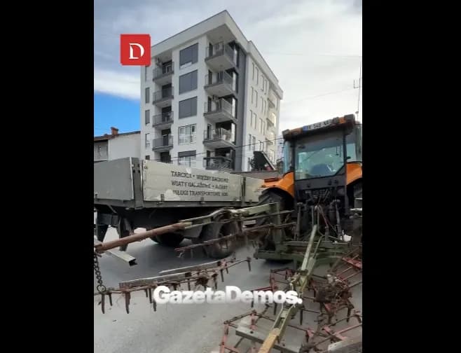 Pas traktorit gjigant, afër stacionit të Policisë vie edhe një mjet i rëndë – Polici e paralajmëron që të mos e bllokoj rrugën: Problem të del, dije!