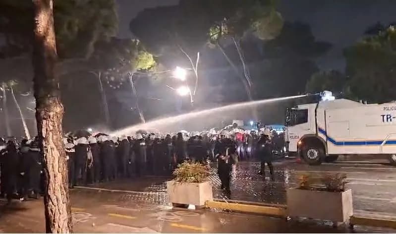 Përplasjet në protestën e opozitës, procedohen 7 persona – kapen molotov dhe lëndë piroteknike