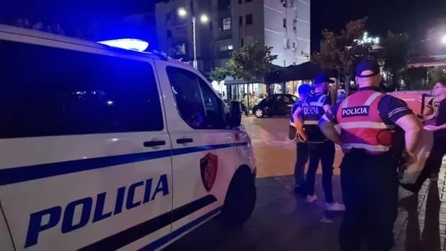 Plagoset polici shqiptar, i dyshuari ia mori armën gjatë shoqërimit në stacion