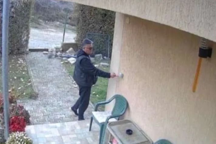Policia publikon foton e të dyshuarit për rrezikim të trafikut, kërkon ndihmë për identifikimin e tij