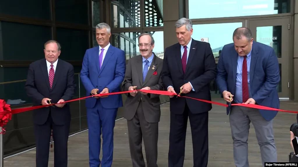 Propozimi që ndërtesës në Ambasadën amerikane në Kosovë t’i vihet emri i Engelit merr aprovimin e parë