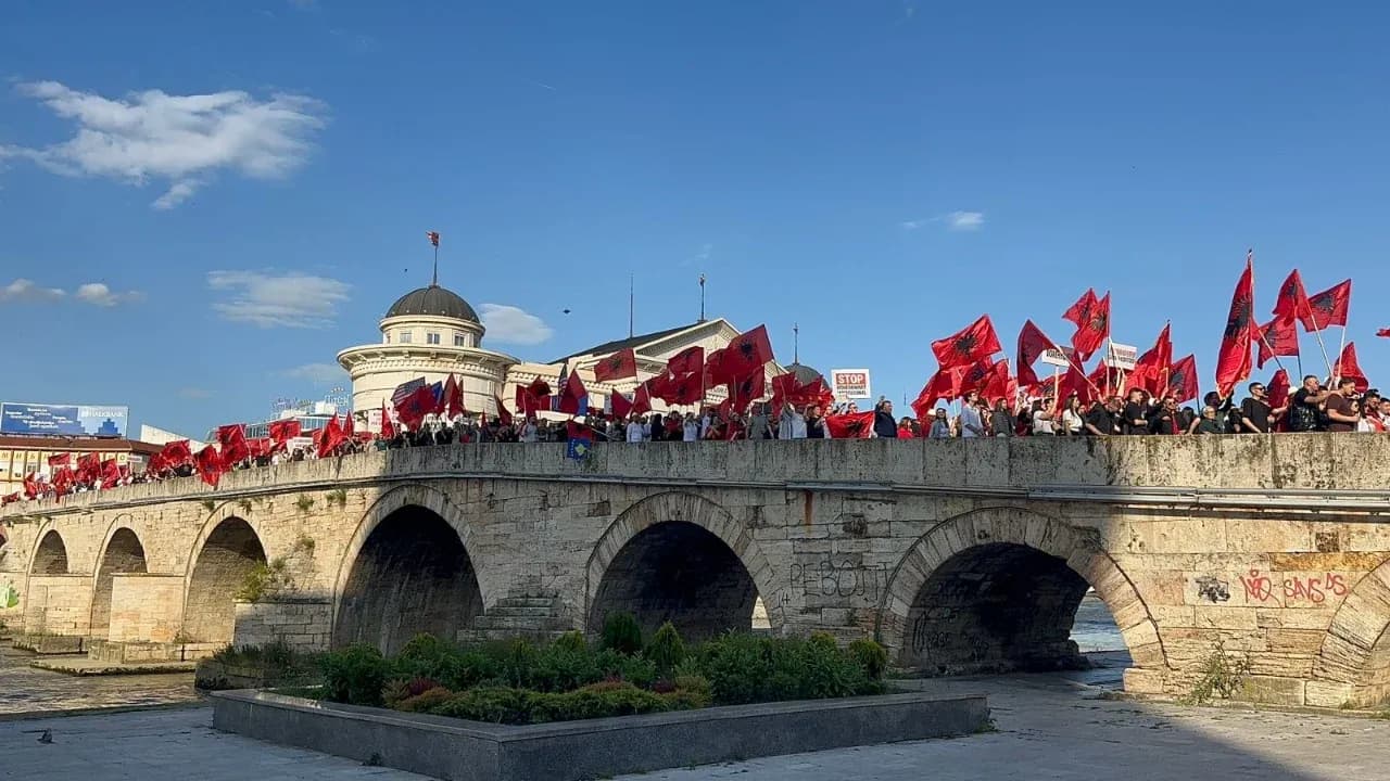 Protesta në Maqedoninë e Veriut, raportohet se janë arrestuar tre studentë shqiptarë