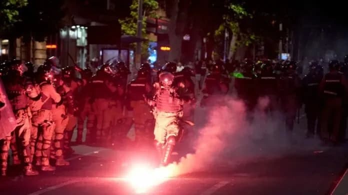 Protestë e dhunshme në Serbi, protestuesit përleshen me policinë
