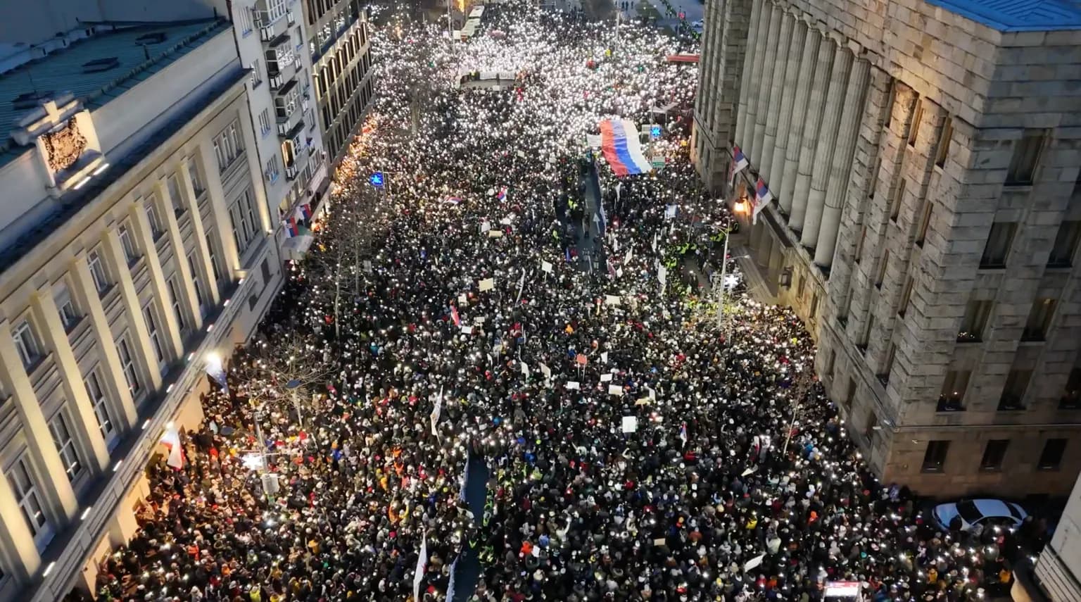 Protestë e dhunshme në Serbi, protestuesit përplasen me policinë