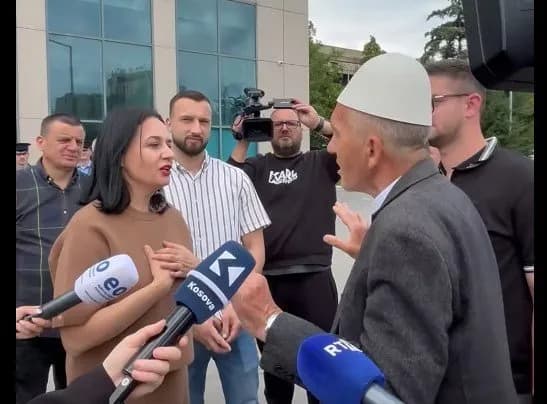 Qytetari i ashpër me ministren Pacolli: S’ta jap dorën, se nuk e fëlliqi dorën