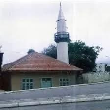 Rindërtimi i xhamisë së Ibrit, imami Musliu ironizon me avokatin Gashin: I paska djeg edhe Tomës