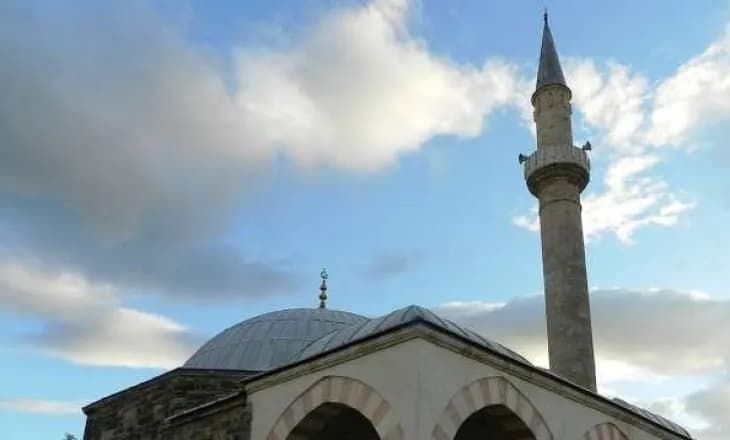 Rindërtimi i ‘Xhamisë së Ibrit’, qytetari nga Mitrovica: Për inati të serbëve qaty kam me u falë