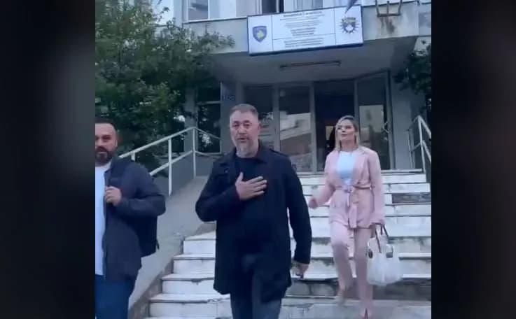 Skenderaj: Qytetarët shpërndahen pas disa orësh pritje pas intervistimit të Sami Lushtakut