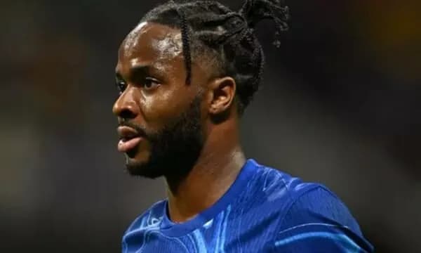 Sterling arrestohet, dyshohet se po ngiste makinën nën ndikimin e drogës