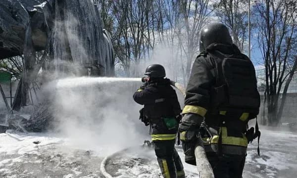 Sulmet ruse vrasin 10 persona ndërsa Zelensky thotë se Ukraina po godet cisterna nafte dhe një terminal