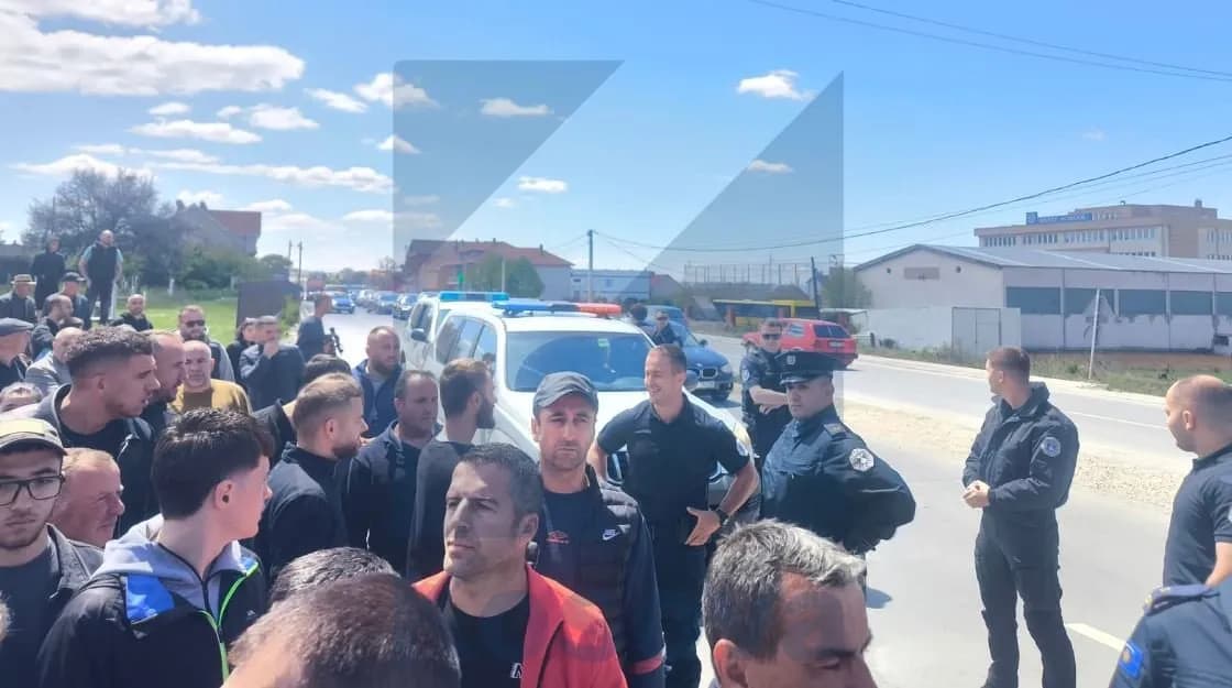 Tensionimi i protestës në Besi, policia tenton arrestimin e një banori, mbërrijnë edhe policët specialë