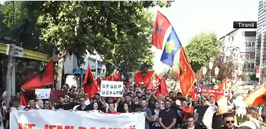 “Tirana, Shkupi, Prishtina janë bashkë”, pjesë e protestës edhe studentët nga Kosova