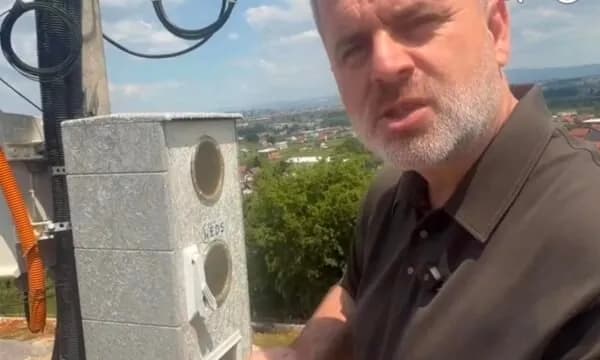 Visar Azemi ngjitet në majë të shtyllës elektrike për t’i shikuar njehësorët -janë vendosur në kundërshtim me ligjin