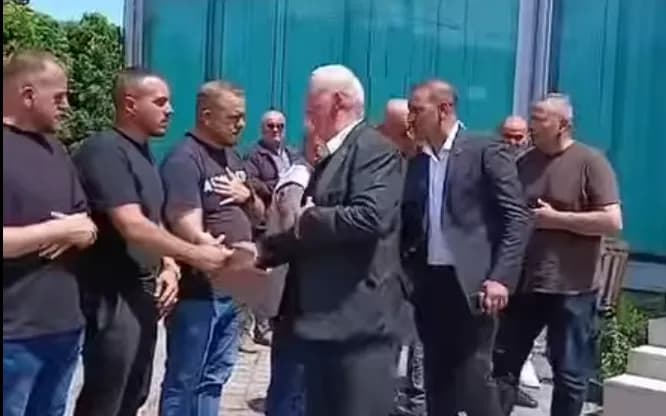 Vrasja në Gjakovë: Familja Brahimaj ia shtrijnë dorën e pajtimit familjes Sadrija
