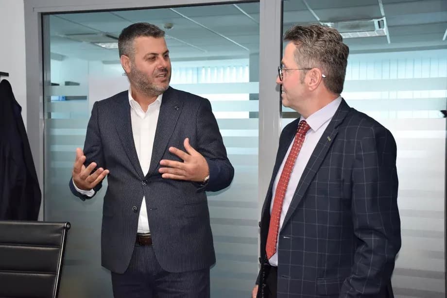 Zëvendësministri i Kurtit dërgon komunikatë, njofton se vizitoi zyrat e ministrisë ku punon