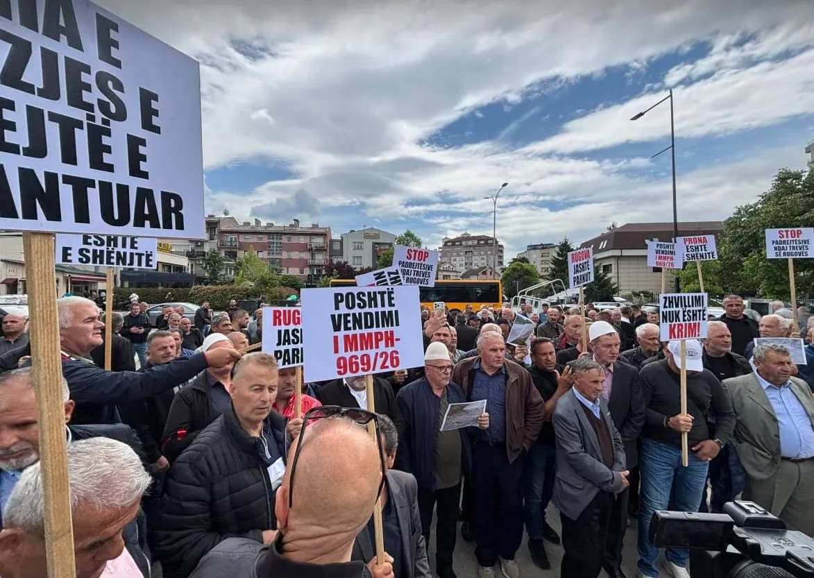 “Zhvillimi nuk është krim”- Banorët e Rugovës protestojnë kundër vendimit së Mjedisit dhe Planifikimit Hapësinor