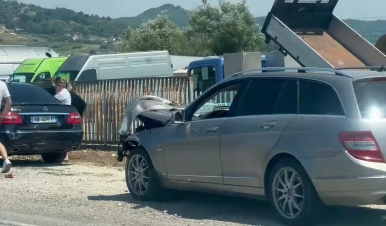 Aksident i trefishtë në autostradën Tiranë-Durrës, lëndohen dy persona