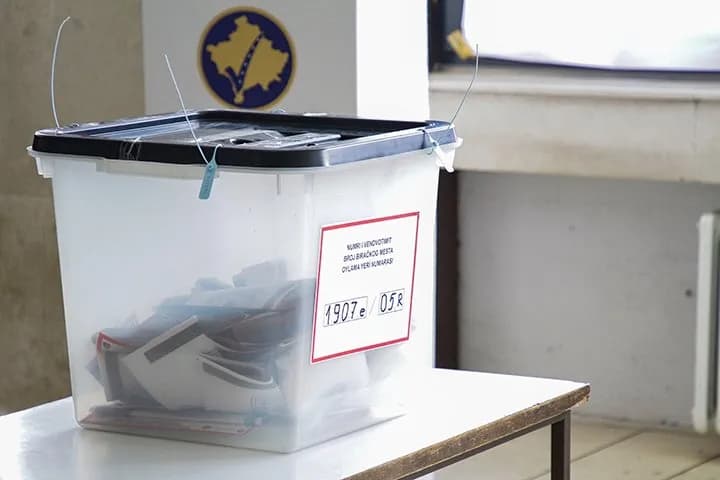 Associated Press për zgjedhjet në Kosovë: Rënia e pjesëmarrjes pasqyron zhgënjimin e votuesve