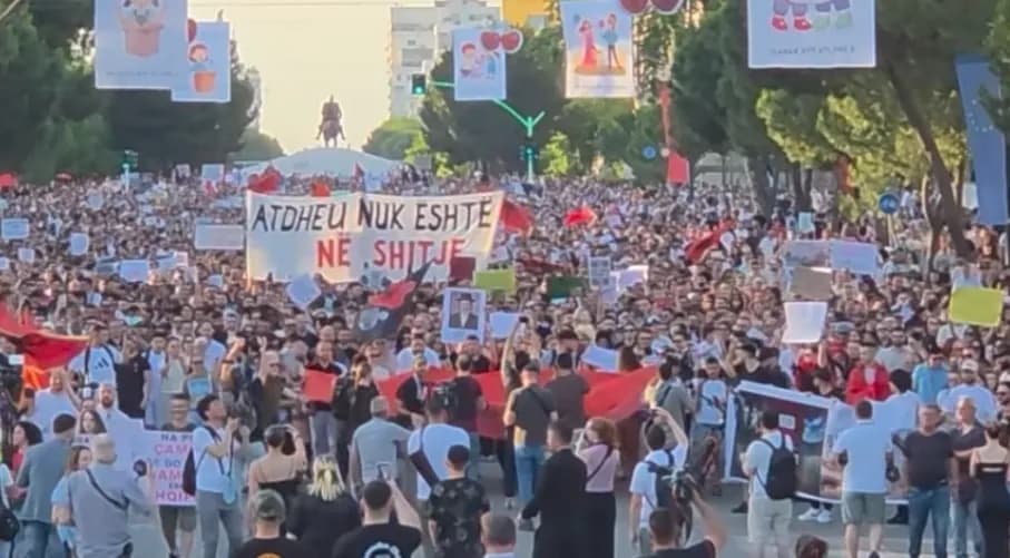 “Atdheu nuk është në shitje”, vazhdon në Tiranë protesta për Zvërnecin