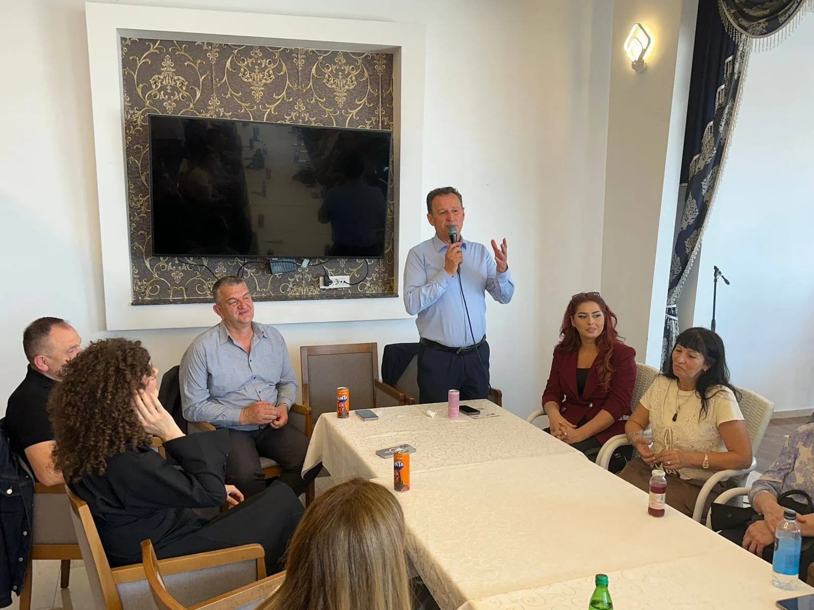 Bashkë me mantelbardhët e Deçanit, Tolaj diskuton për të ardhmen e shëndetësisë