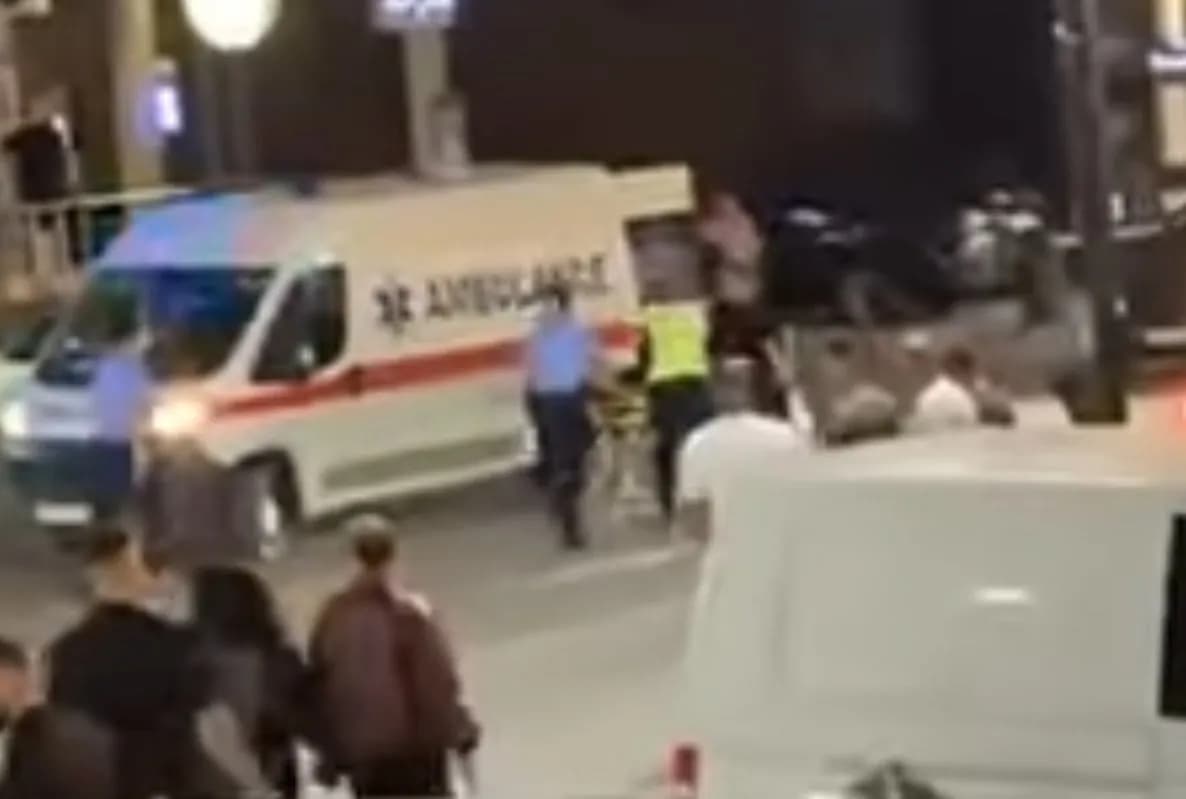 Dalin pamje nga të shtënat me armë në Lipjan, i lënduari futet në ambulancë
