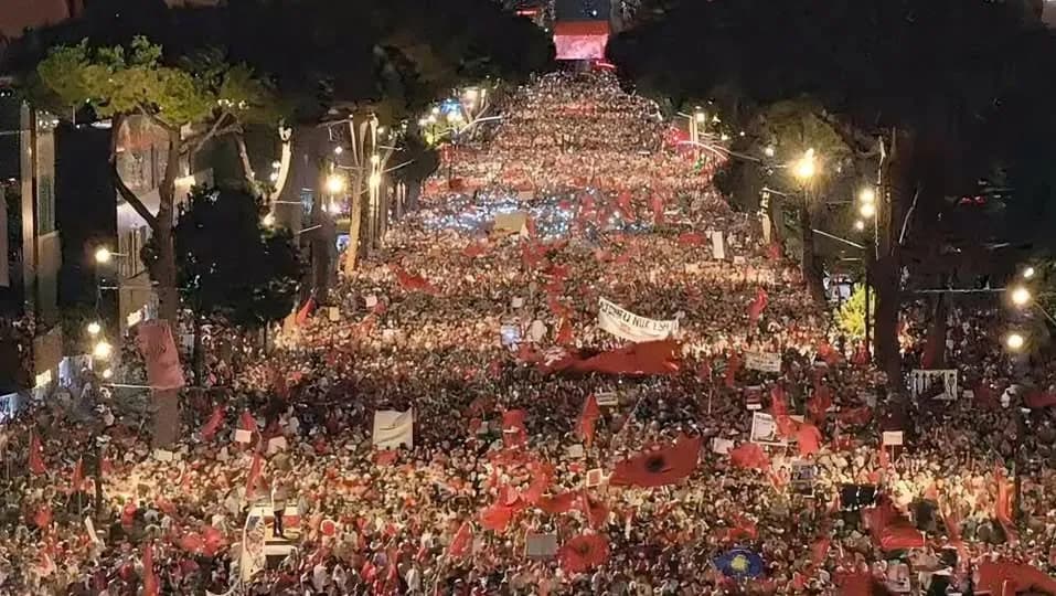Dita e 21-të e protestës, qytetarët dhe shqiptarët nga diaspora mblidhen para Kryeministrisë