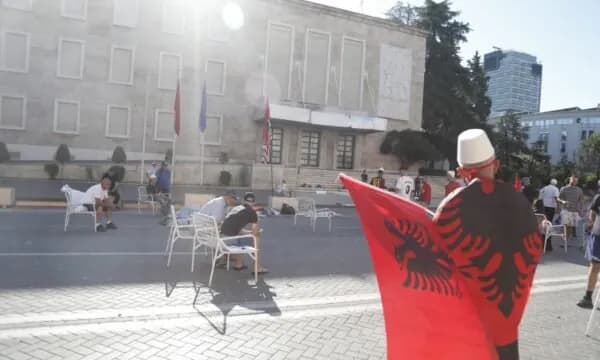 Dita e 21-të, protestuesit rrethojnë Kryeministrinë, afat Ramës dhe thirrje Berishës për dorëheqje, një grup qëndruan edhe gjatë natës