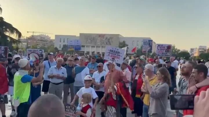 Dita e 29-të e protestës në Tiranë, nis grumbullimi në shesh: Ka mes nesh patronazhistë që duan të nxisin dhunë