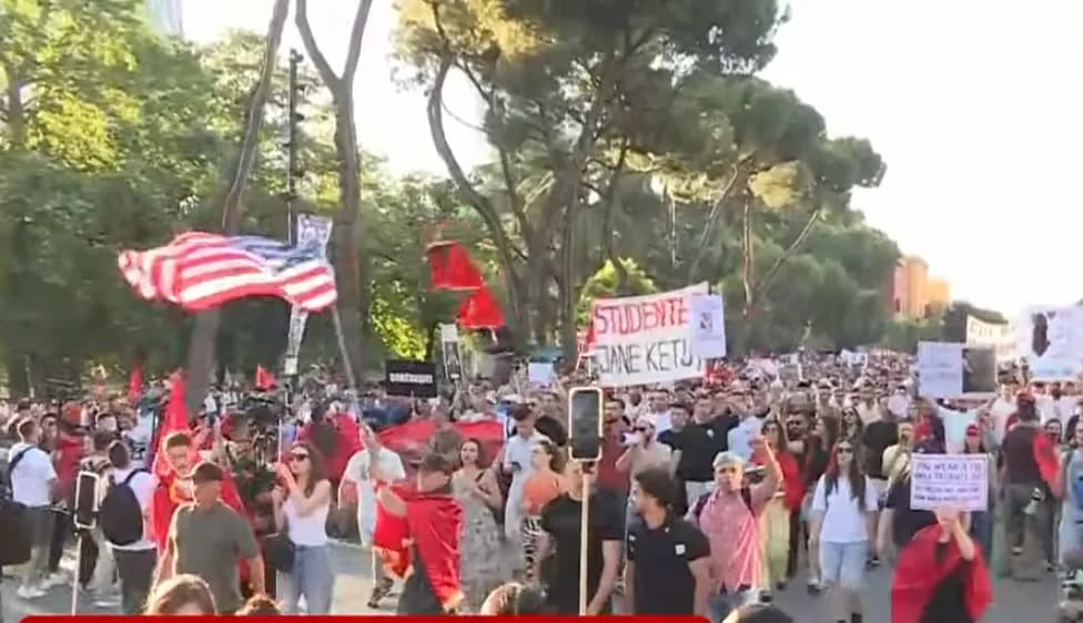 Dita e dhjetë e protestës, qytetarët kërkojnë largimin e Ramës