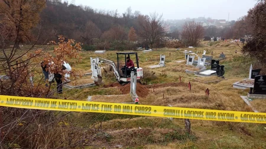 Dyshohet se u gjetën mbetje mortore të një personi të zhdukur gjatë luftës, zhvillohet operacion gërmimi në Vushtrri