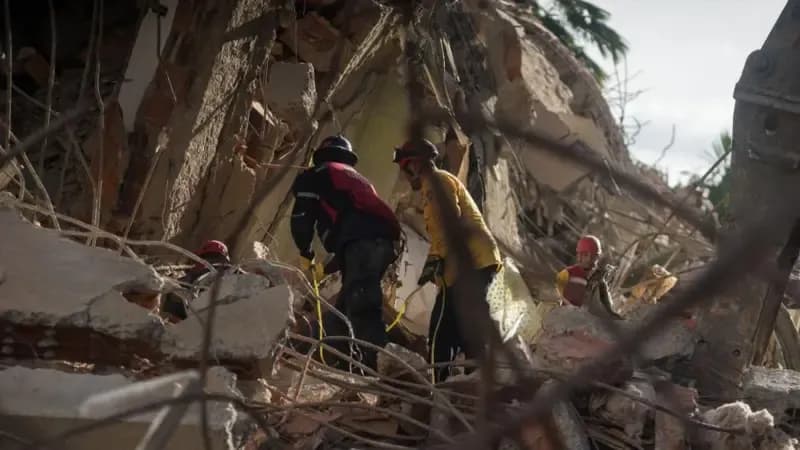 “E kapa derën derisa u shemb gjithçka”, flet gruaja pasi nxirret e gjallë nga rrënojat në Venezuelë