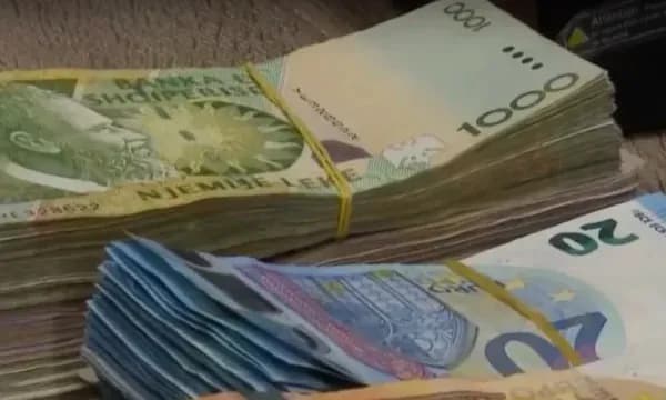 Euro dobësohet në tregun shqiptar, Banka e Shqipërisë njofton se 1 euro këmbehet me 94.89 lekë aktualisht