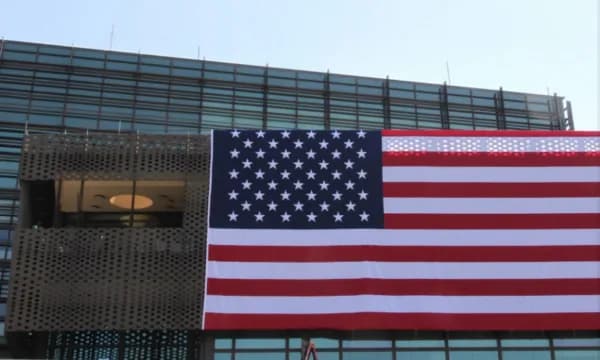 Flamur gjigant në Ambasadën amerikane në Prishtinë për 250-vjetorin e ShBA-së