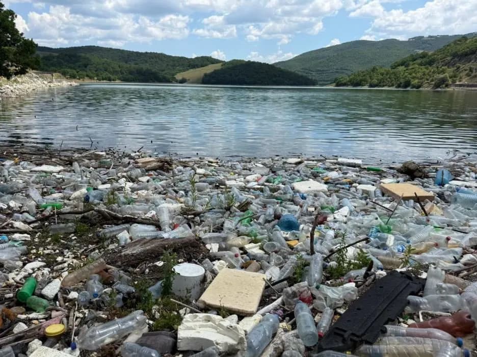 Gjendja alarmante pranë Liqenit të Badovcit, organizata kërkon masa urgjente kundër ndotjes