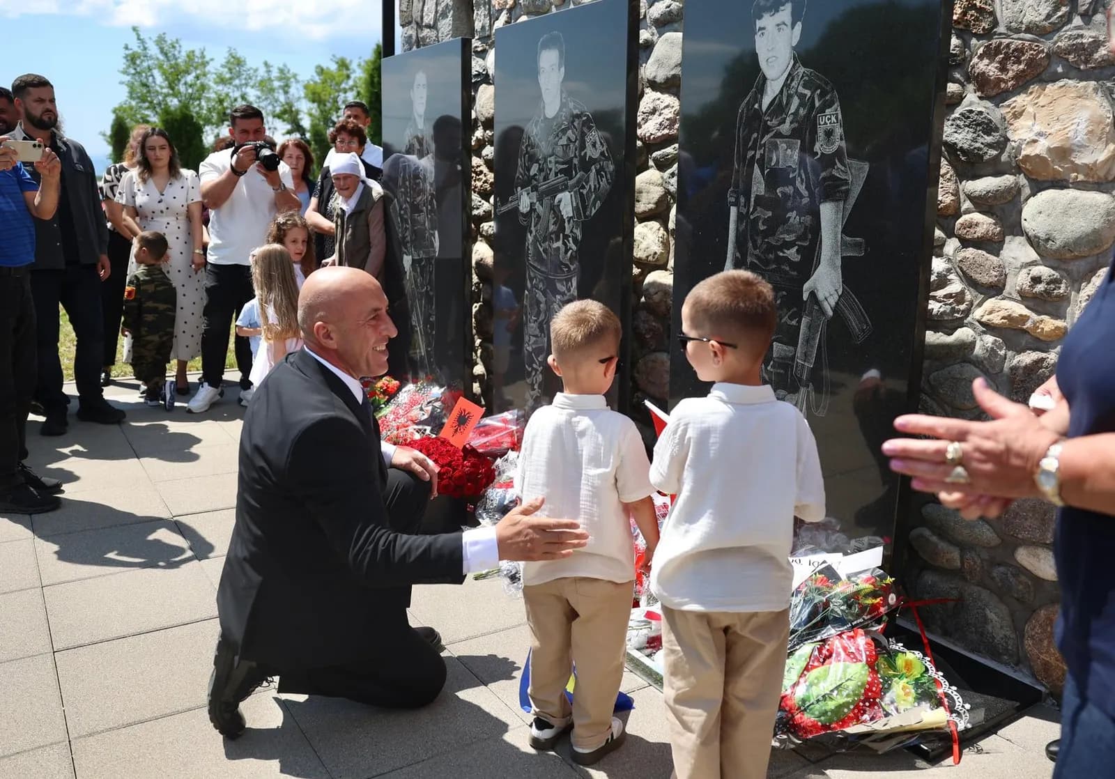 Haradinaj nderon heronjtë e Drenocit e Altin Haskajn: I përjetshëm qoftë kujtimi për këta burra të fortë të kohës