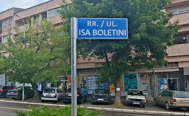Hiqet tabela me emrin e Gjingjiqit në Mitrovicën e Veriut, mbetet ajo me emrin e Isa Boletinit