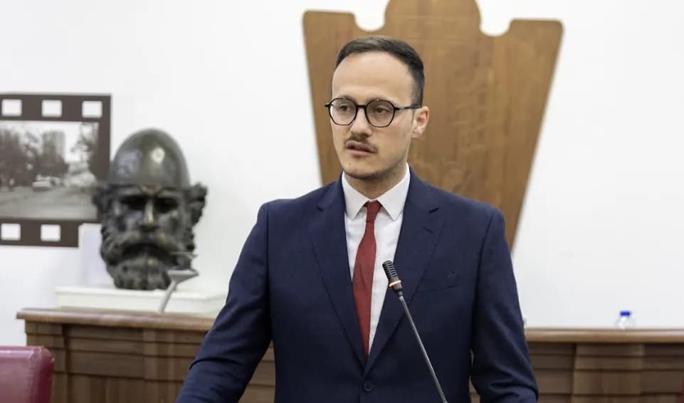 Hyseni reagon pas incidentin me ekipin mediatik: Personi i përfshirë në incident nuk është zyrtar komunal