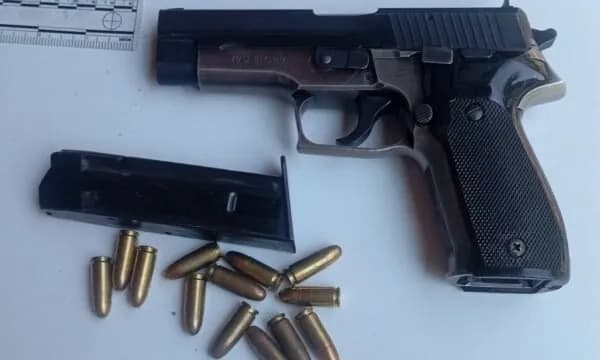 Ia bastisin shtëpinë dhe i gjejnë armë pa leje, arrestohet një person në Junik