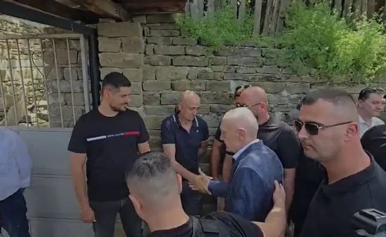 Ilir Meta mbërrin në Skrapar, merr pjesë në varrimin e babait